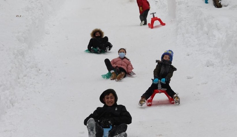 Çocuklar, kızak şenliğinde doyasıya eğlendi
