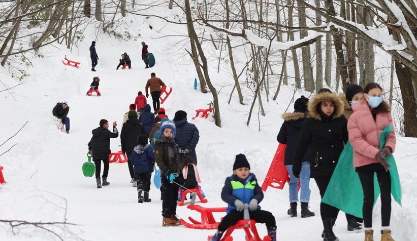 Çocuklar, kızak şenliğinde doyasıya eğlendi