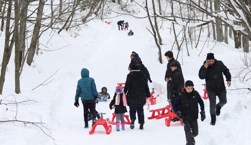 Çocuklar, kızak şenliğinde doyasıya eğlendi