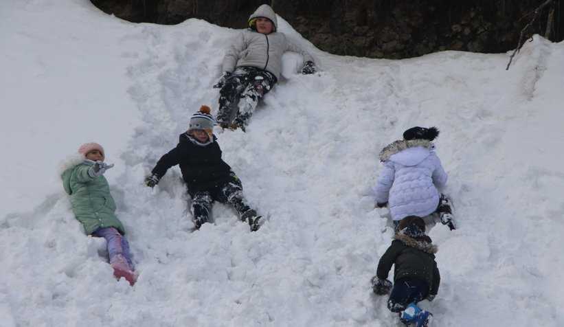 Çocuklar, kızak şenliğinde doyasıya eğlendi