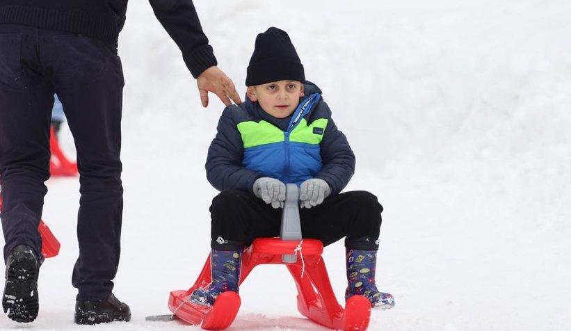 Çocuklar, kızak şenliğinde doyasıya eğlendi