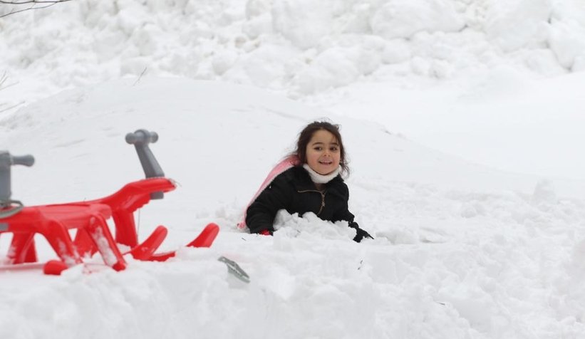 Çocuklar, kızak şenliğinde doyasıya eğlendi