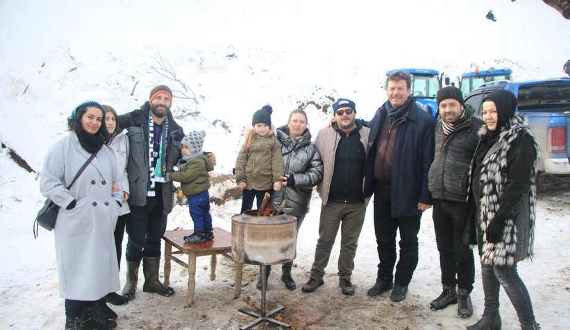 Çocuklar, kızak şenliğinde doyasıya eğlendi