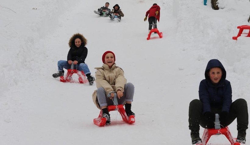 Çocuklar, kızak şenliğinde doyasıya eğlendi