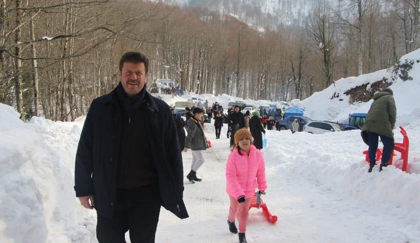 Çocuklar, kızak şenliğinde doyasıya eğlendi