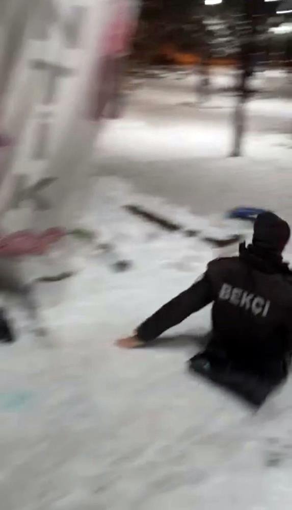 Çocukların kayak keyfine ortak oldular