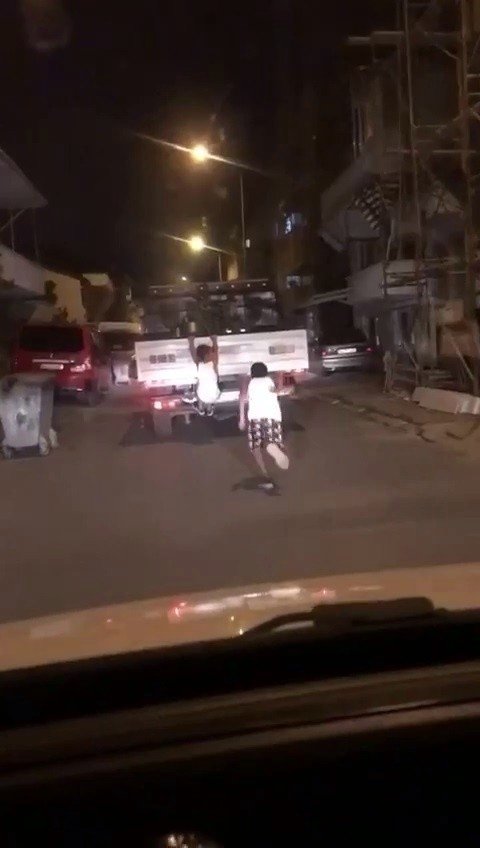 Çocukların tehlikeli eğlencesi kamerada