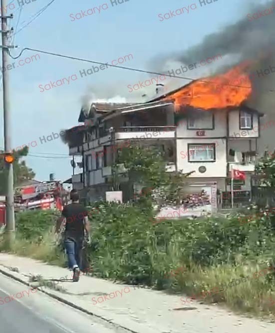 Çökekler'de yangın; Alevlere teslim oldu