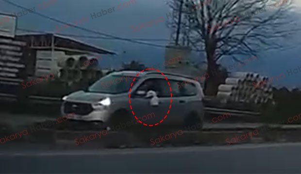 cop-dolu-poseti-yola-atarken-goruntulendiawphrwrqzl