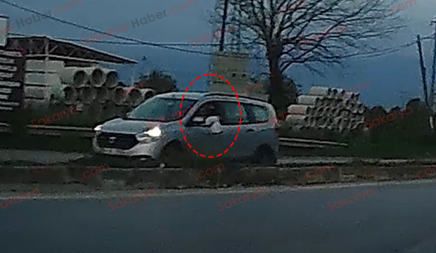 cop-dolu-poseti-yola-atarken-goruntulendiawphrwrqzl