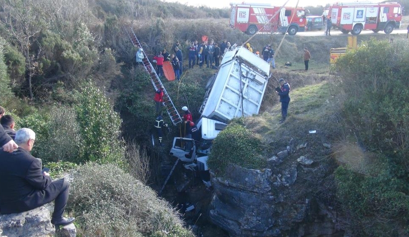 Çöp kamyonu uçurumda asılı kaldı: 3 yaralı