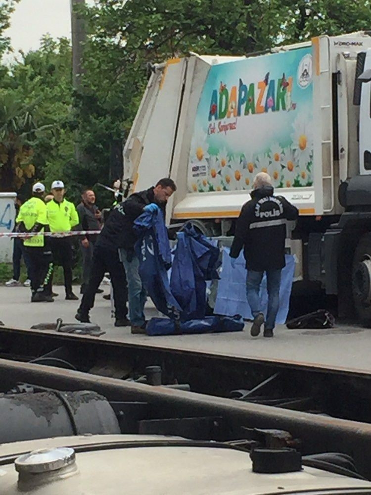 Çöp kamyonunun altında kalan adam hayatını kaybetti