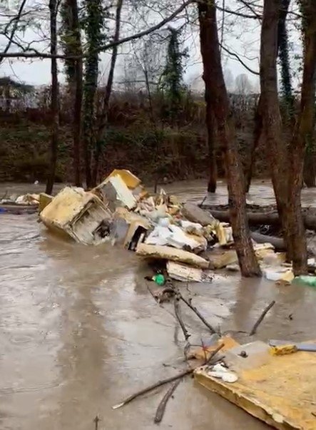 Çöpler Uludere'yi tıkadı; Muhtar isyan etti