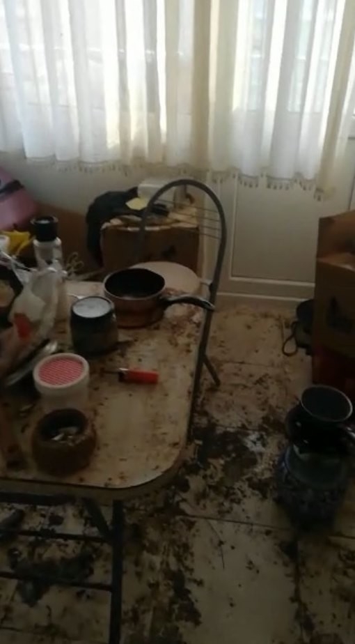 Çöplüğe dönen evini görünce isyan etti