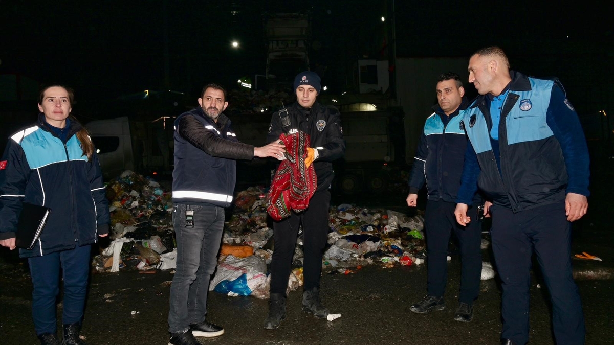 Çöpten servet çıktı! Sahibine teslim edildi