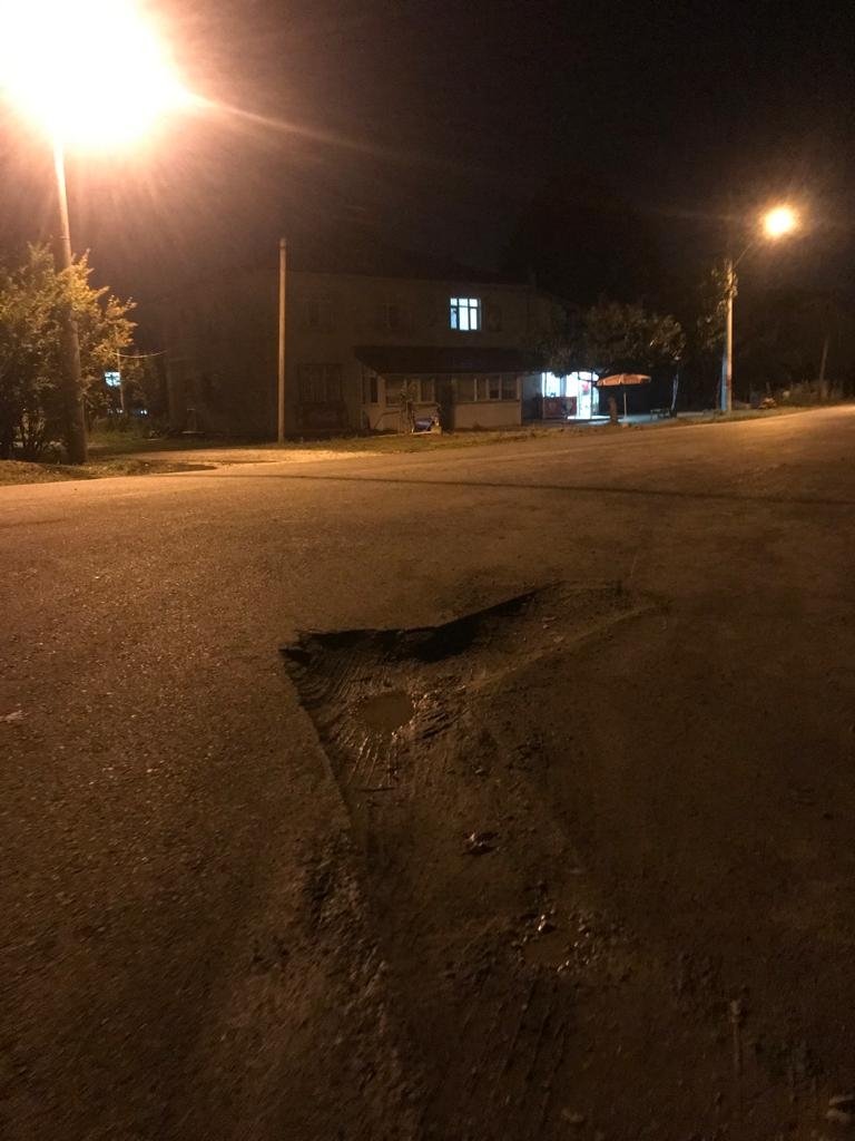 Çukura düşen otomobilin lastiği kesildi