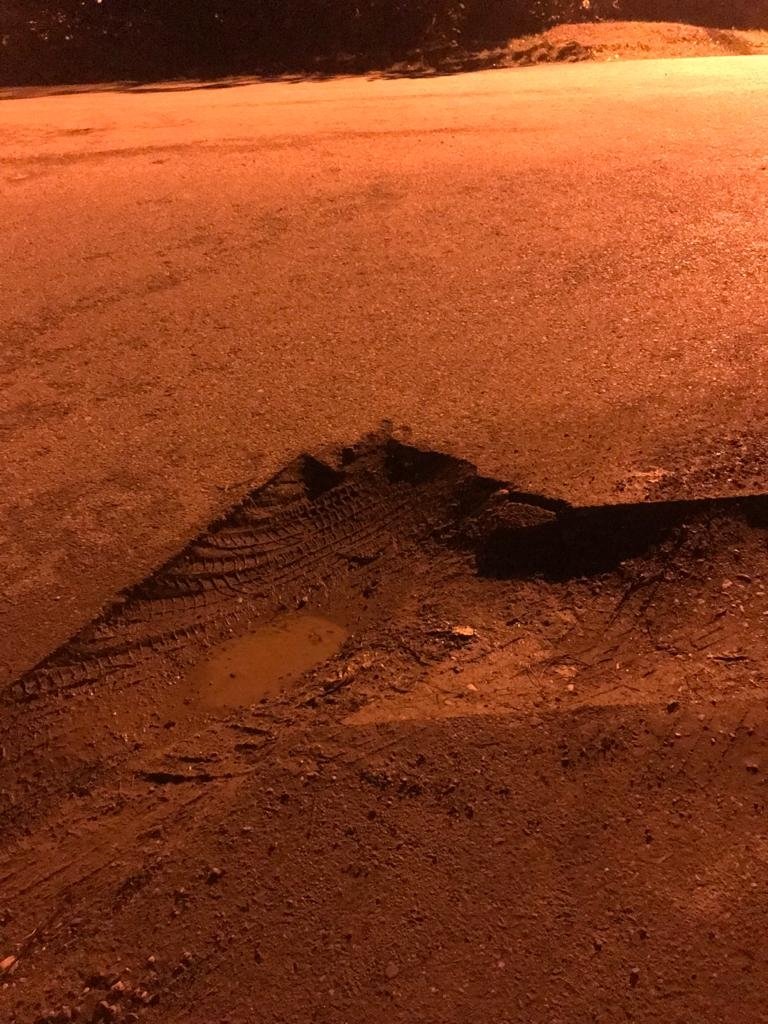 Çukura düşen otomobilin lastiği kesildi