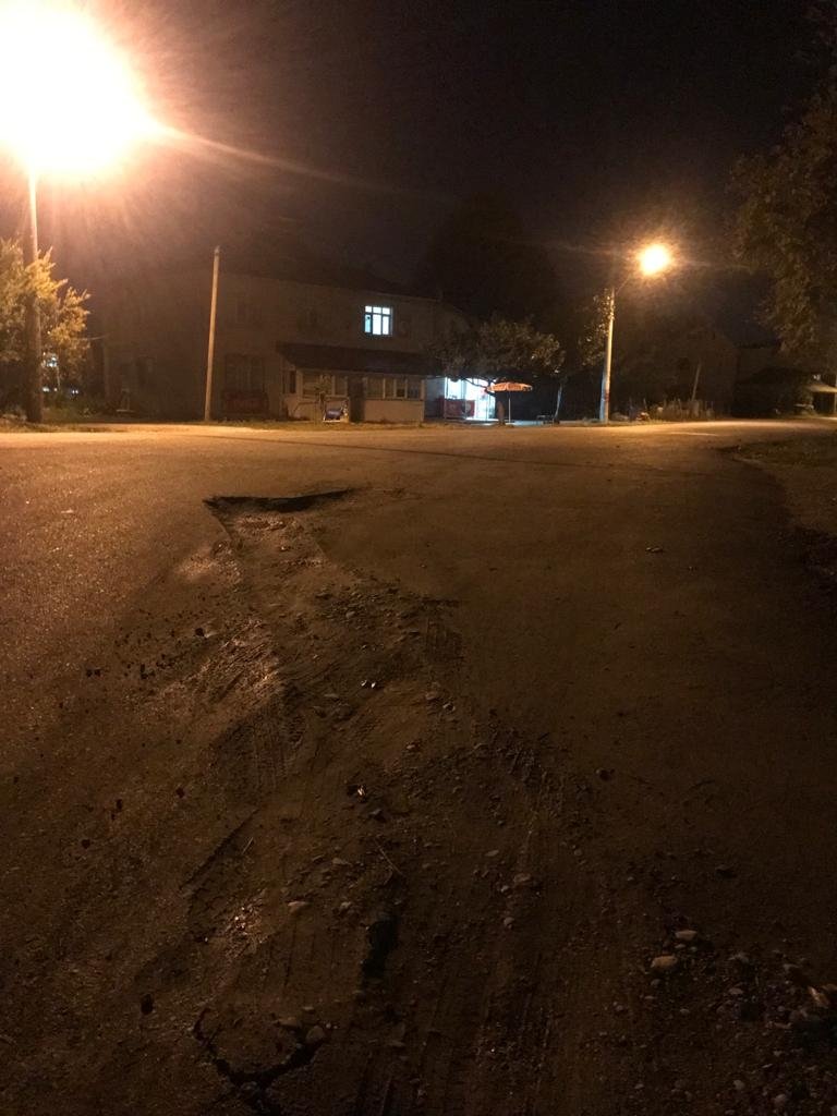 Çukura düşen otomobilin lastiği kesildi