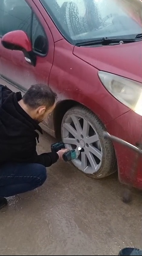 Çukurlu Yollar Araçları Perişan Ediyor! Akyazı’da Vatandaş İsyanda