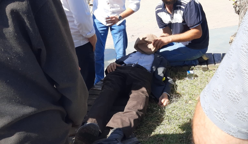 Cuma çıkışı cami avlusunda fenalaşıp yere yığıldı