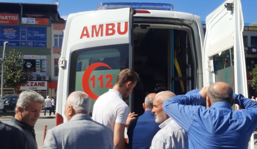 Cuma çıkışı cami avlusunda fenalaşıp yere yığıldı