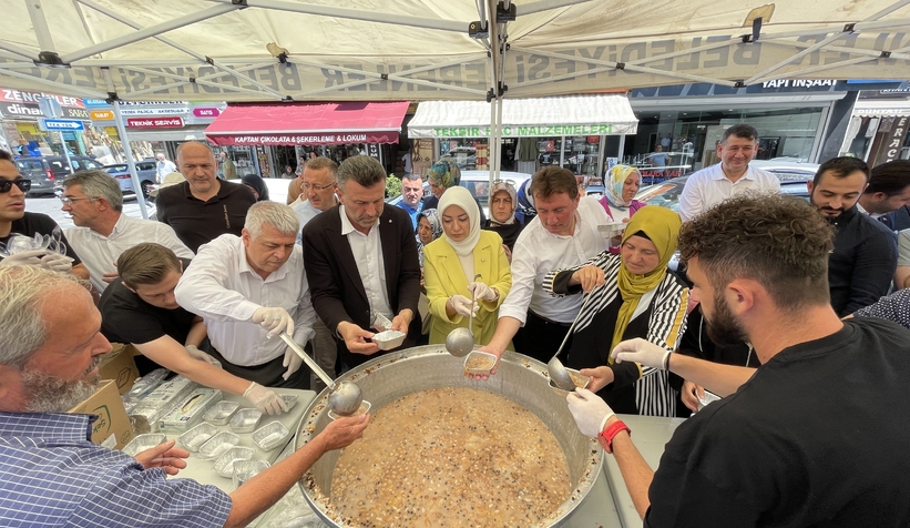 Cuma namazı sonrası vatandaşa aşure dağıtıldı