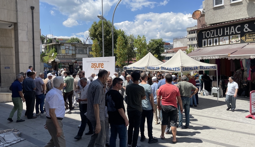 Cuma namazı sonrası vatandaşa aşure dağıtıldı