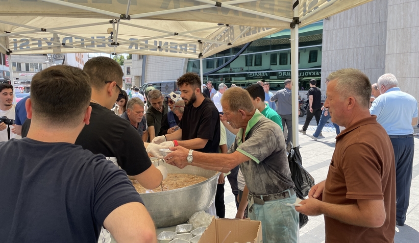 Cuma namazı sonrası vatandaşa aşure dağıtıldı