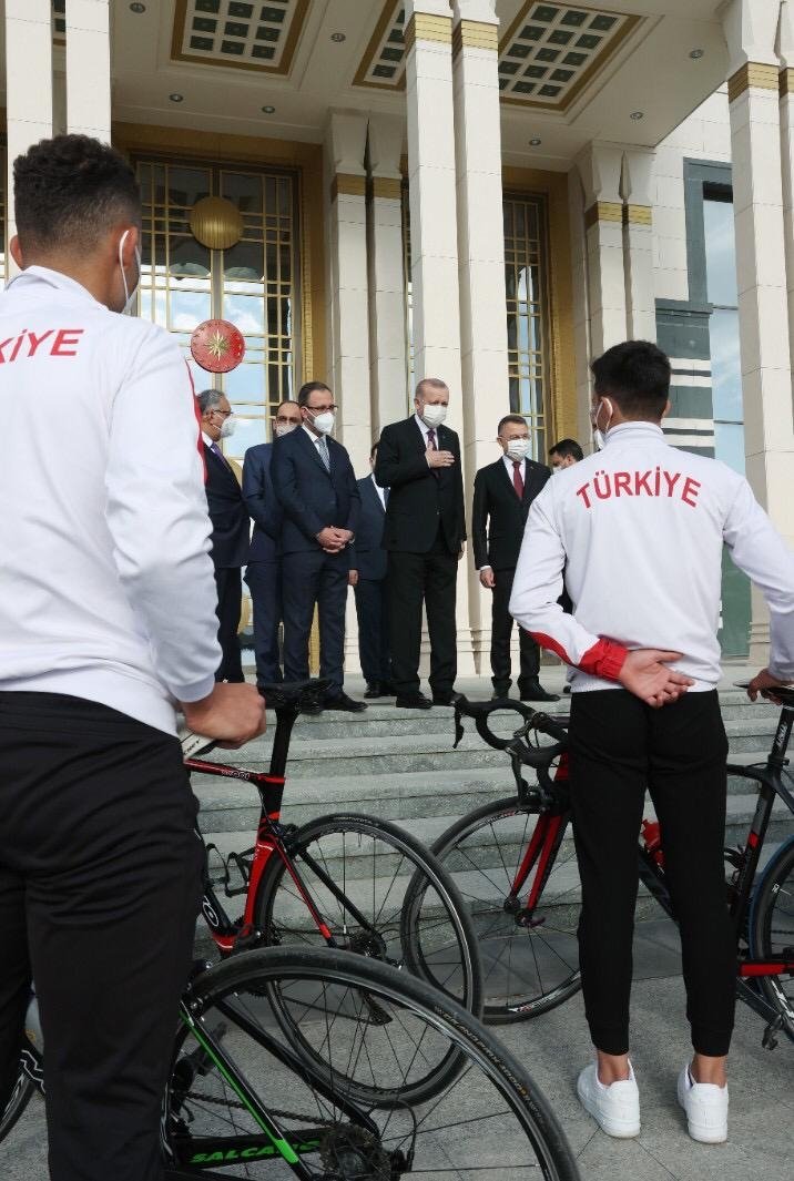 Cumhurbaşkanı Büyükşehir Bisiklet Takımı'nı ağırladı