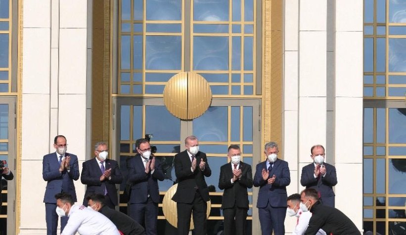 Cumhurbaşkanı Büyükşehir Bisiklet Takımı'nı ağırladı