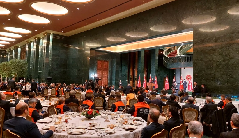 Cumhurbaşkanı, depremde görev yapanlarla iftarda buluştu