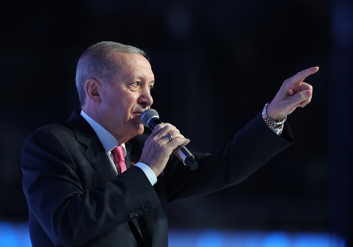 cumhurbaskani-erdogan-dan-genclere-cep-telefonu-ve-bilgisayar-mujdesibithv1lmrk