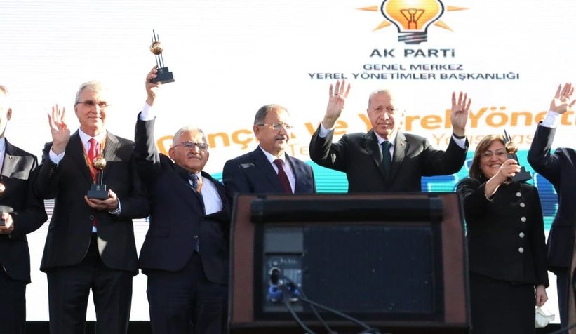 Cumhurbaşkanı Erdoğan, Sakarya’nın gençlik ödülünü Yüce’ye takdim etti