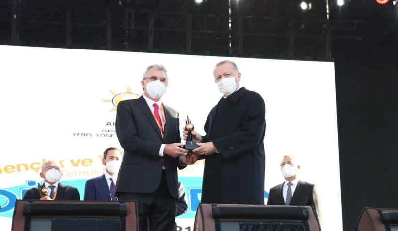 Cumhurbaşkanı Erdoğan, Sakarya’nın gençlik ödülünü Yüce’ye takdim etti