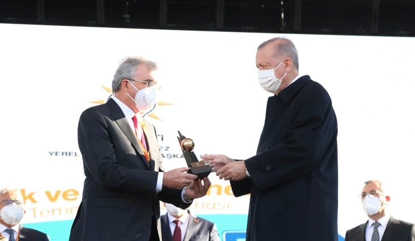 Cumhurbaşkanı Erdoğan, Sakarya’nın gençlik ödülünü Yüce’ye takdim etti