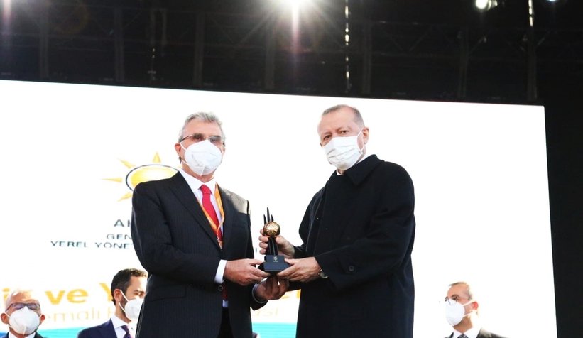 Cumhurbaşkanı Erdoğan, Sakarya’nın gençlik ödülünü Yüce’ye takdim etti