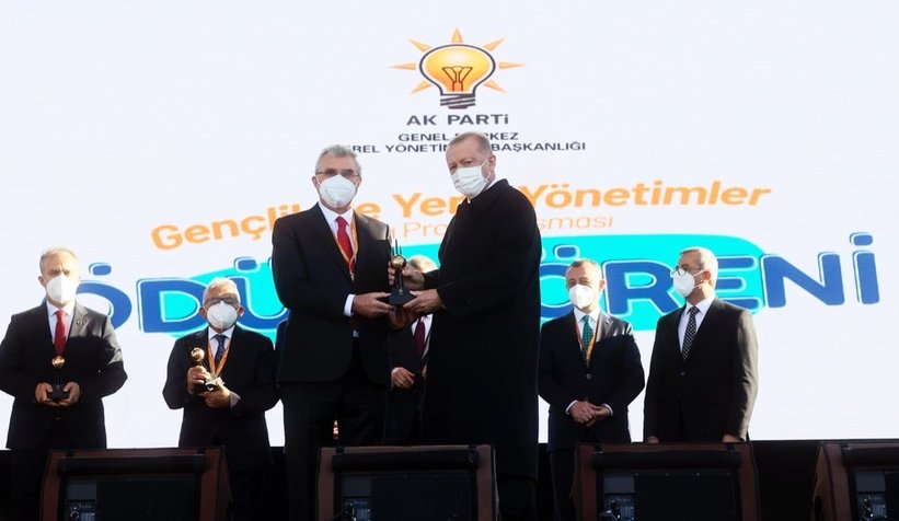 Cumhurbaşkanı Erdoğan, Sakarya’nın gençlik ödülünü Yüce’ye takdim etti