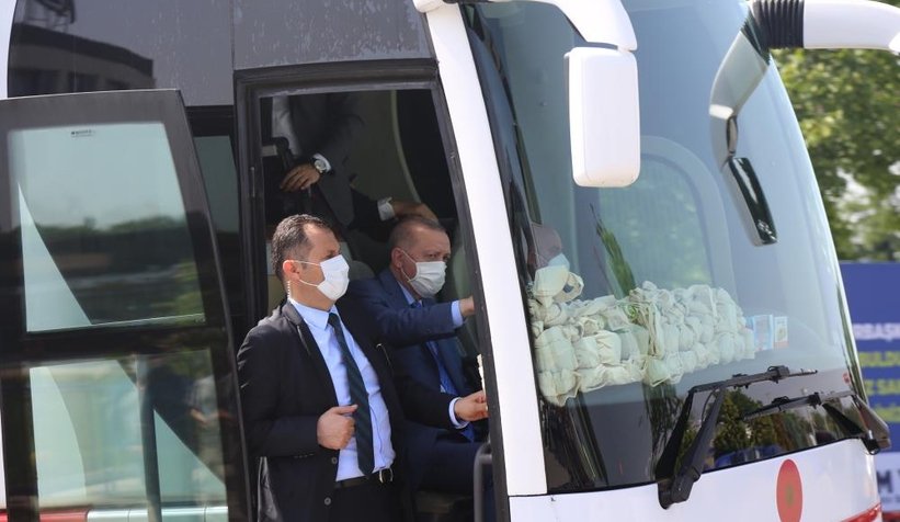 Cumhurbaşkanı Erdoğan vatandaşları selamladı