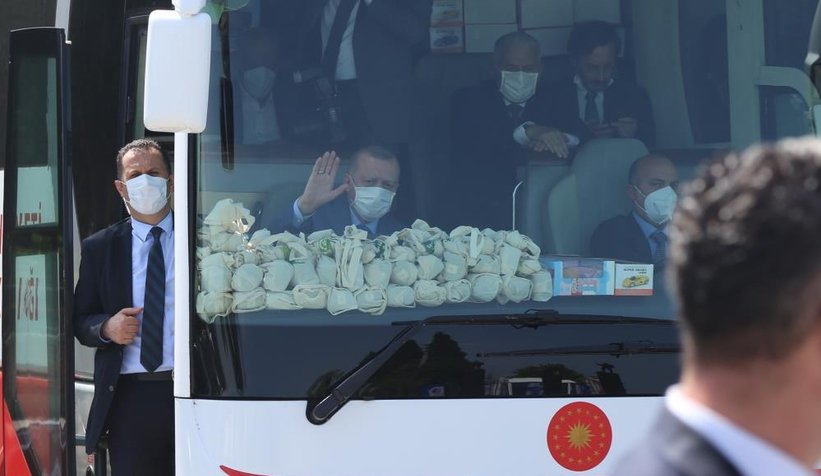 Cumhurbaşkanı Erdoğan vatandaşları selamladı