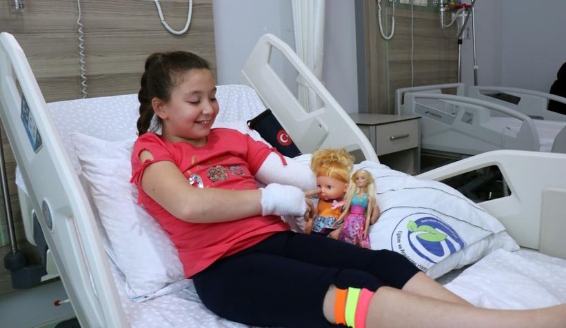 Cumhurbaşkanı'nın verdiği hediyeleri elinden bırakmıyor