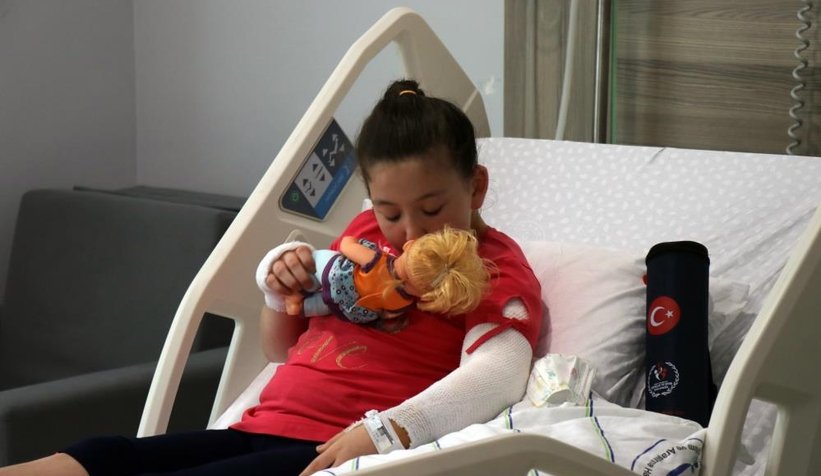 Cumhurbaşkanı'nın verdiği hediyeleri elinden bırakmıyor