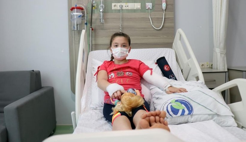 Cumhurbaşkanı'nın verdiği hediyeleri elinden bırakmıyor