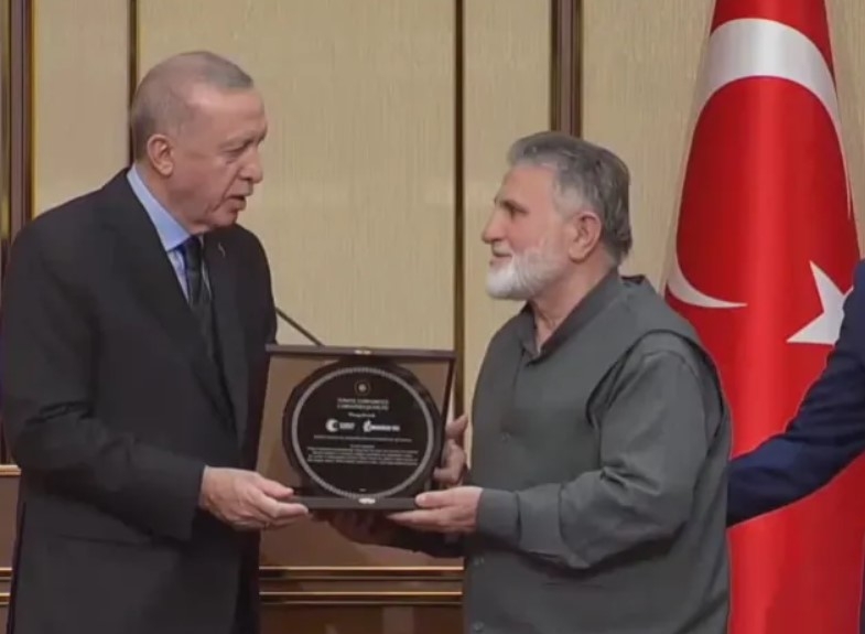 Cumhurbaşkanı Sakaryalı süpürge ustasını plaketle onurlandırdı