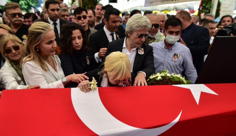 cuneyt-arkin-i-binlerce-kisi-gozyaslariyla-ugurladinhptwxppzk
