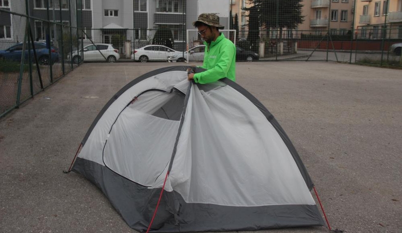 Cüzdanını kaybetti, basketbol sahasına çadır kurdu