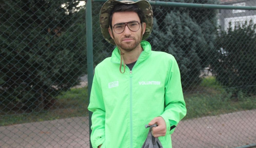 Cüzdanını kaybetti, basketbol sahasına çadır kurdu