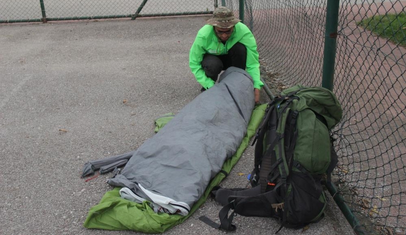 Cüzdanını kaybetti, basketbol sahasına çadır kurdu