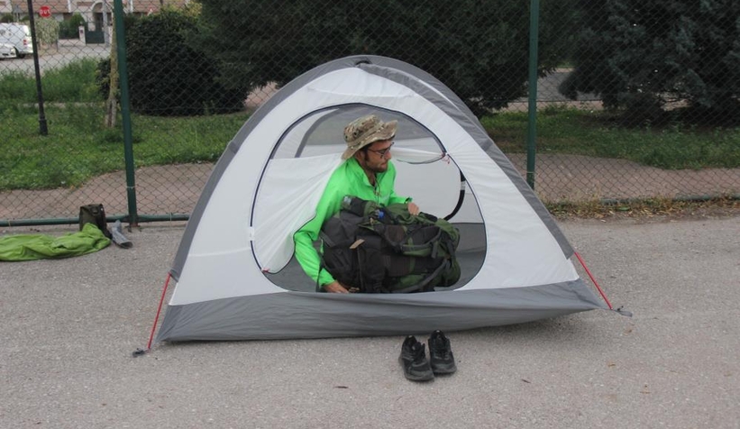 Cüzdanını kaybetti, basketbol sahasına çadır kurdu