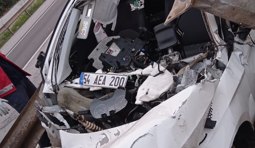 D-100 bariyerlere çarpan araçta 2 kişi ağır yaralandı