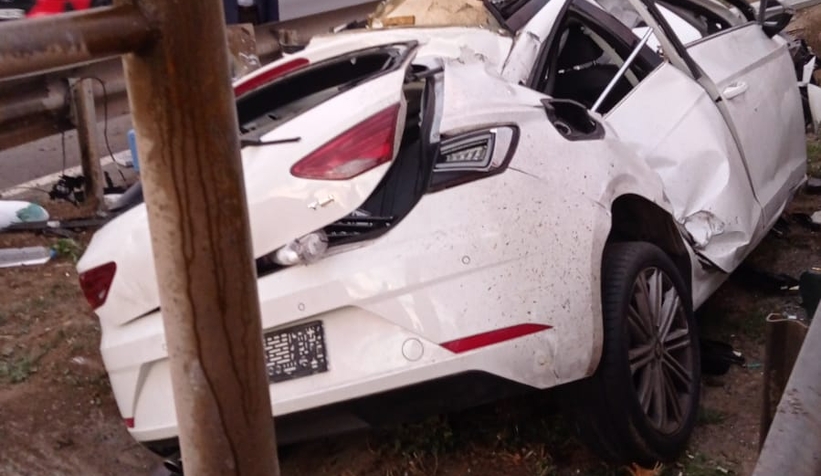 D-100 bariyerlere çarpan araçta 2 kişi ağır yaralandı